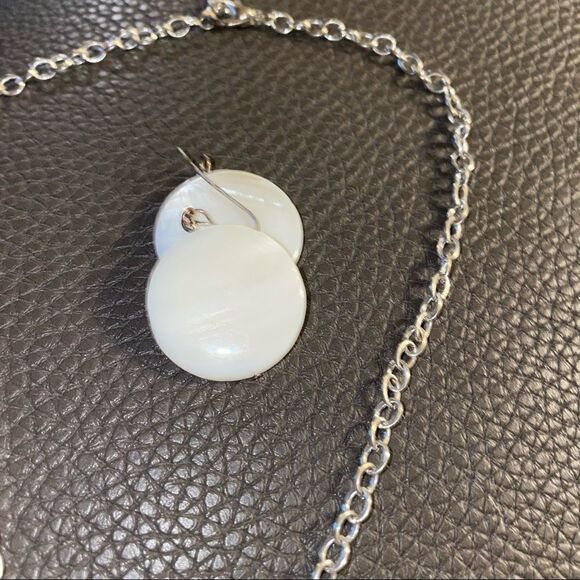 MOTHER OF PEARL necklace and earrings set - Picture 4 of 5